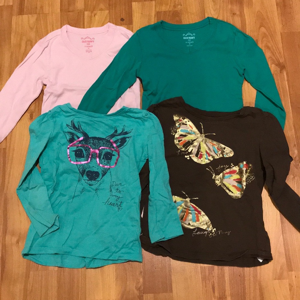 🌼LOT of 4 Basic and Graphic Old Navy Tees🌼